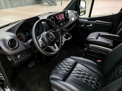 Used 2023 Mercedes-Benz Sprinter 3500 image 2