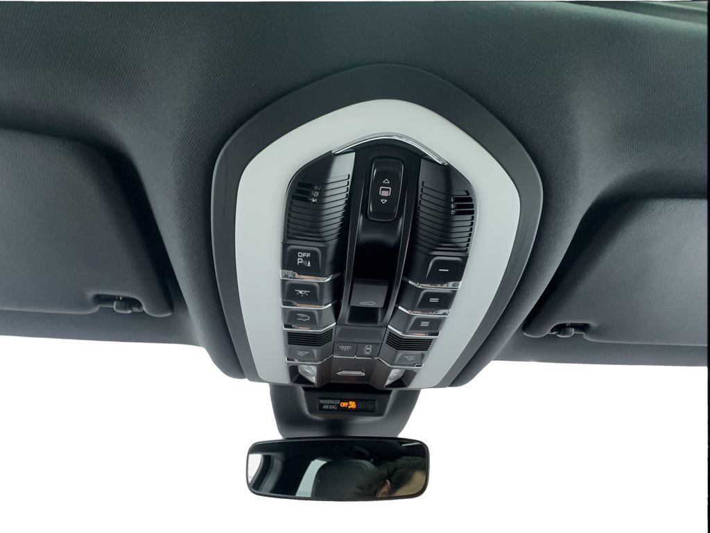 Used 2024 Porsche Macan AWD/4WD image 44