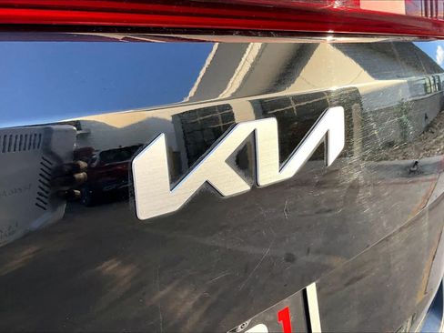 Used 2025 Kia Carnival FWD image 10