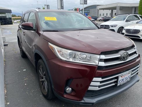 Used 2017 Toyota Highlander XLE AWD/4WD image 2
