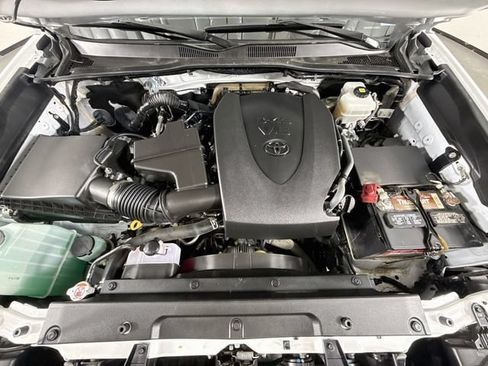 Certified 2021 Toyota Tacoma TRD Off-Road AWD/4WD image 29