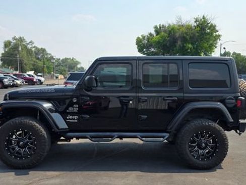 Used 2018 Jeep Wrangler Unlimited Sahara AWD/4WD image 4