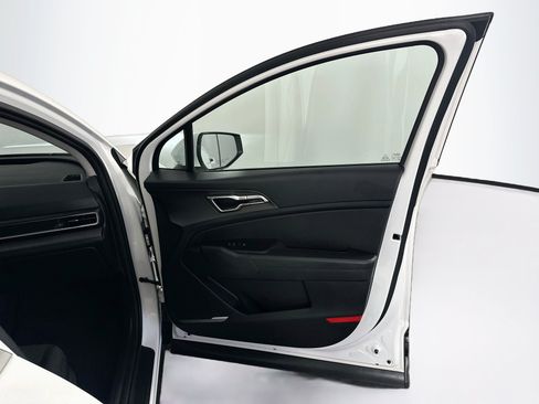 Used 2025 Kia Sportage LX FWD image 31