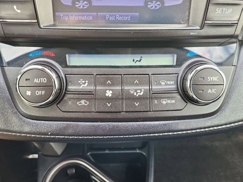 Used 2018 Toyota RAV4 LE w/ Carpet Mat Package AWD/4WD image 19