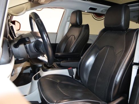 Used 2018 Chrysler Pacifica Limited FWD image 37