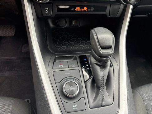 Used 2025 Toyota RAV4 XLE AWD/4WD image 18