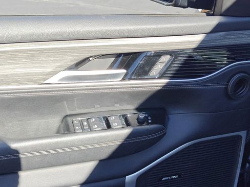 Used 2024 Jeep Wagoneer L Series III w/ Flexible Seating Group image 9