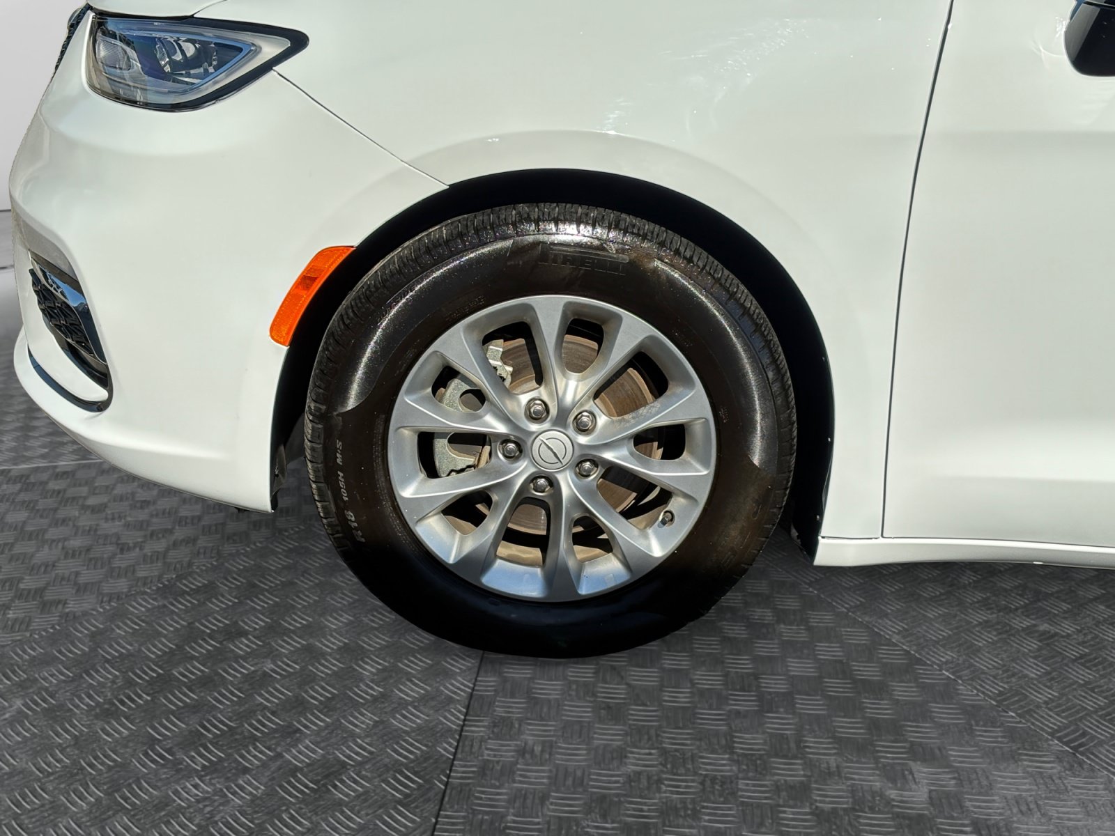 Used 2026 Chrysler Pacifica Limited FWD image 9