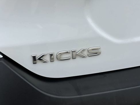 Used 2018 Nissan Kicks S image 27
