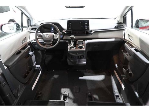 Used 2022 Toyota Sienna XLE w/ XLE Plus Package image 21