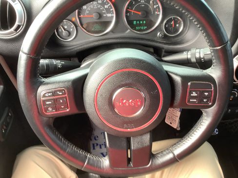 Used 2016 Jeep Wrangler Unlimited Sahara w/ Connectivity Group AWD/4WD image 13