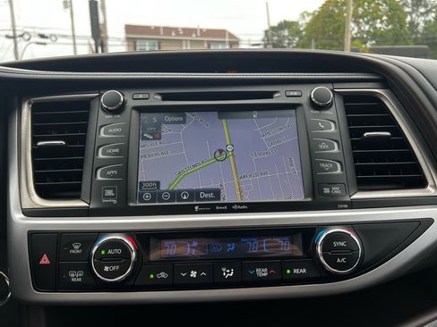 Used 2017 Toyota Highlander Limited image 17