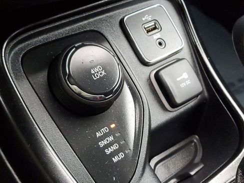 Used 2017 Jeep Compass Limited w/ Navigation Group image 22
