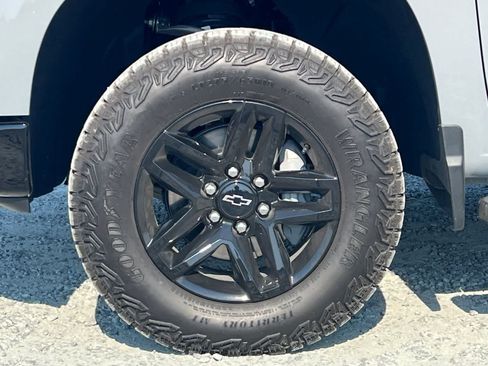 Used 2025 Chevrolet Silverado 1500 Custom Trail Boss w/ Dark Appearance Package AWD/4WD image 12