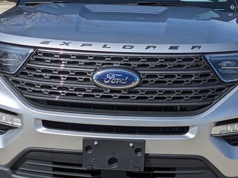 Certified 2022 Ford Explorer XLT w/ XLT Sport Appearance Package image 9