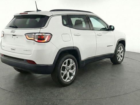 Used 2025 Jeep Compass Latitude AWD/4WD image 9