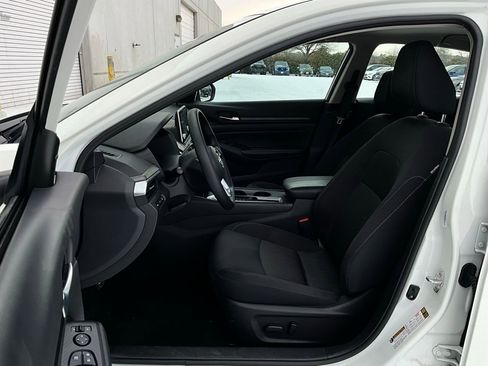 Used 2025 Nissan Altima 2.5 SV image 10