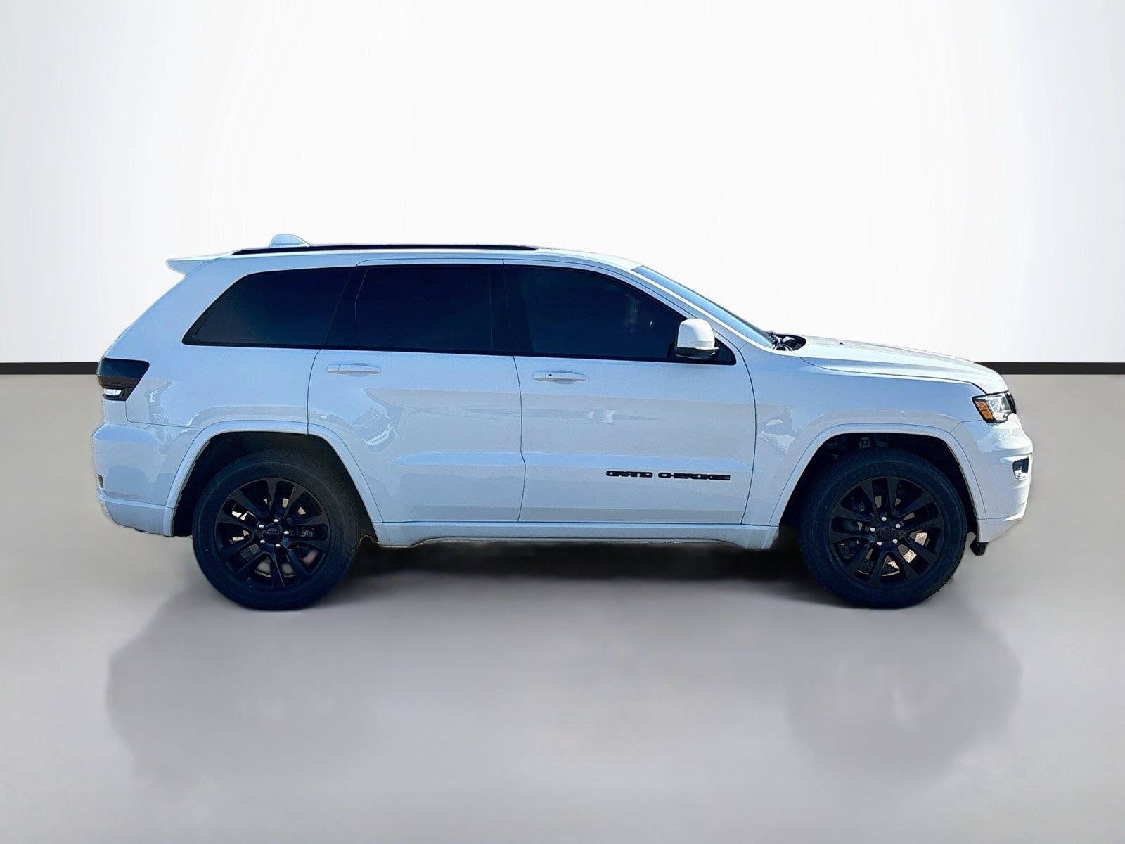 Used 2019 Jeep Grand Cherokee Altitude AWD/4WD image 18