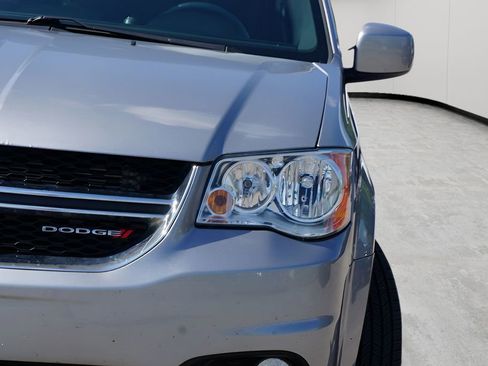 Used 2017 Dodge Grand Caravan SXT w/ Driver Convenience Group FWD image 5
