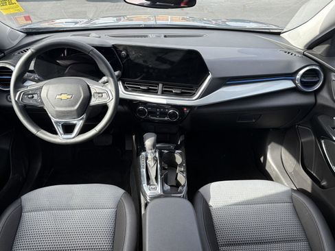 Used 2025 Chevrolet Trax LT w/ LT Convenience Package image 12