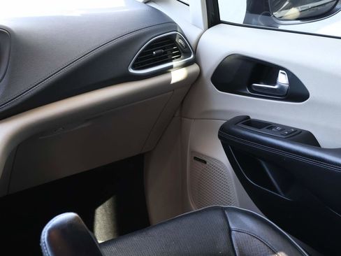 Used 2020 Chrysler Pacifica Limited w/ Advanced Safetytec Group FWD image 18