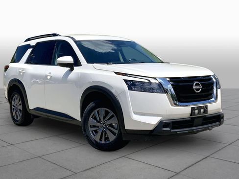 Used 2024 Nissan Pathfinder SV FWD image 3