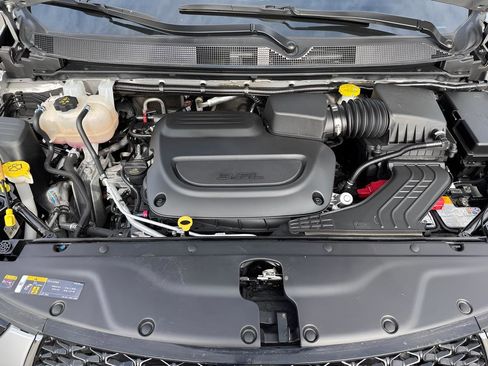 Used 2024 Chrysler Pacifica Touring-L image 9