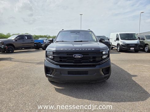 Used 2025 Ford Expedition Active image 2