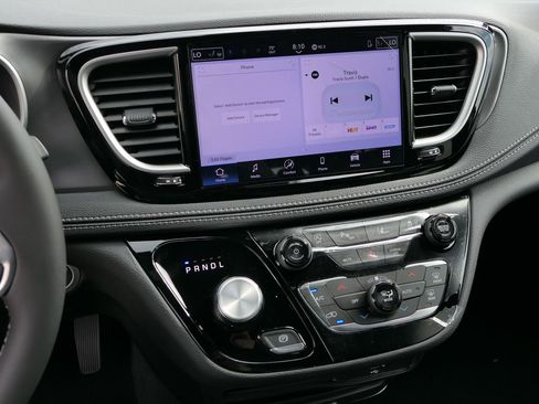 New 2026 Chrysler Pacifica Select image 15