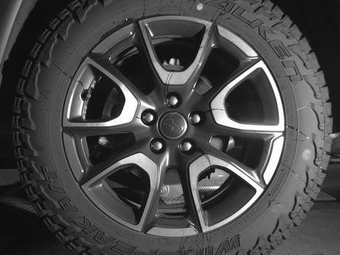 Used 2025 Jeep Compass Trailhawk AWD/4WD image 13