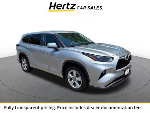 Used 2025 Toyota Highlander LE FWD image 1