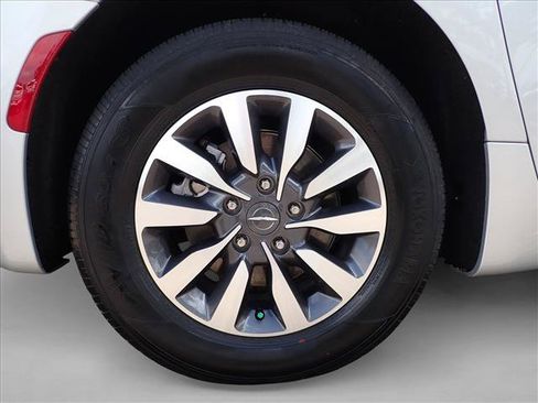 Used 2023 Chrysler Pacifica Touring-L FWD image 7