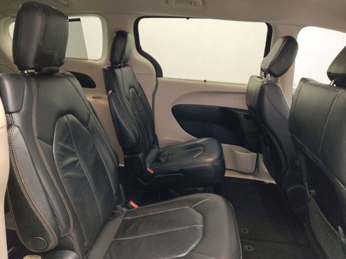 Used 2017 Chrysler Pacifica Touring-L FWD image 19