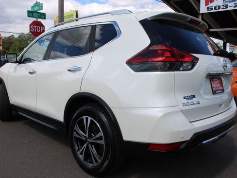 Used 2019 Nissan Rogue SV w/ Sun & Sound Touring Package FWD image 4