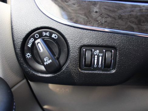 Used 2016 Chrysler Town & Country Touring w/ Driver Convenience Group image 32