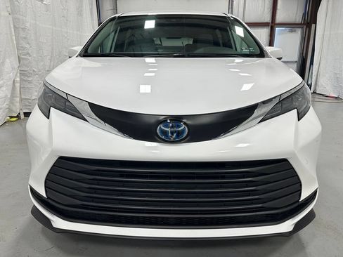 Used 2025 Toyota Sienna LE FWD image 2