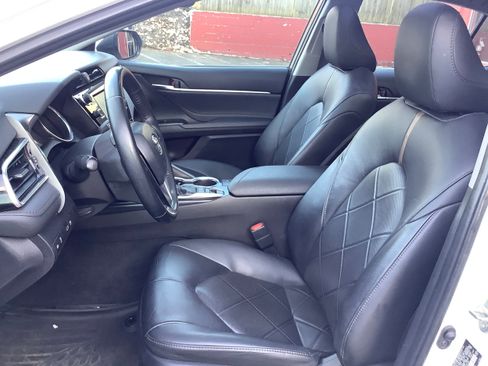 Used 2018 Toyota Camry XLE image 11