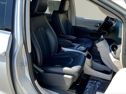 Used 2024 Chrysler Pacifica Touring-L FWD image 30