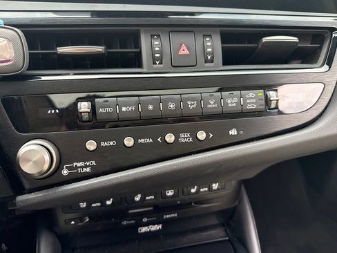 Used 2022 Lexus ES 300h w/ Luxury Package FWD image 15