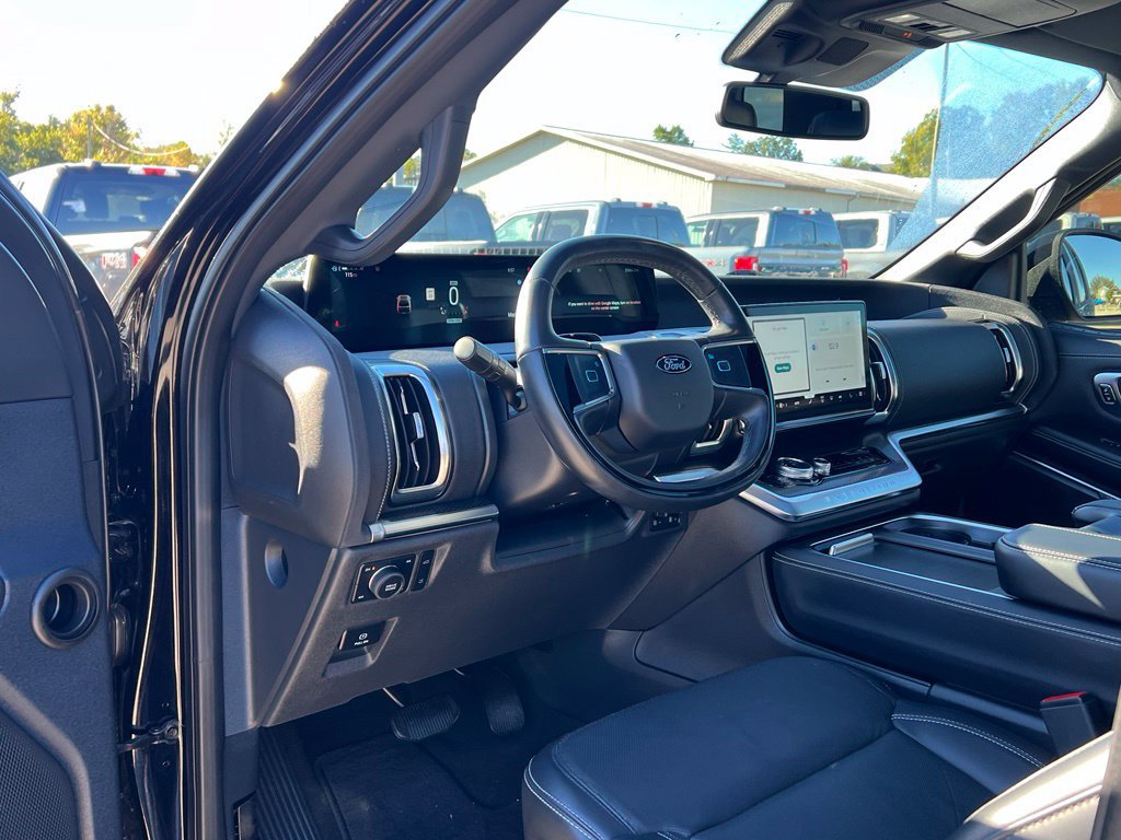 Used 2025 Ford Expedition Platinum w/ Stealth Performance Package AWD/4WD image 13