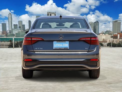 Used 2023 Volkswagen Jetta SE w/ Panoramic Sunroof Package FWD image 5
