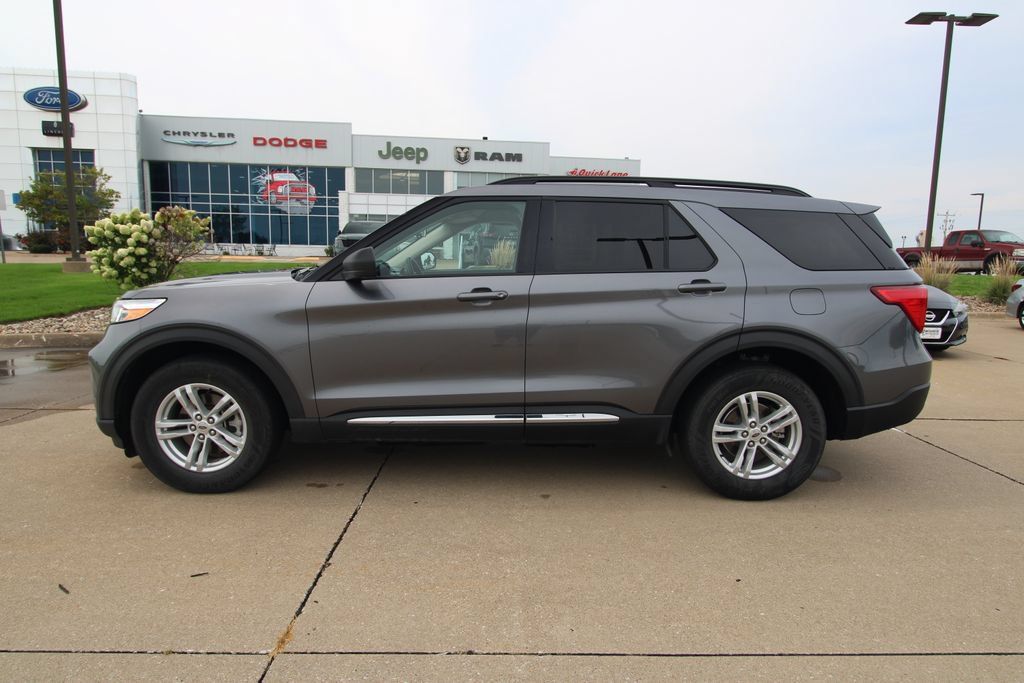 Used 2022 Ford Explorer XLT w/ Equipment Group 202A AWD/4WD image 16