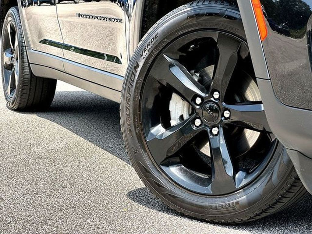 Used 2025 Jeep Grand Cherokee Limited w/ Black Appearance Package AWD/4WD image 2