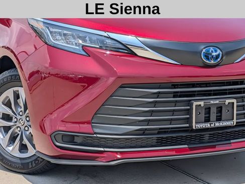 Used 2023 Toyota Sienna LE FWD image 3