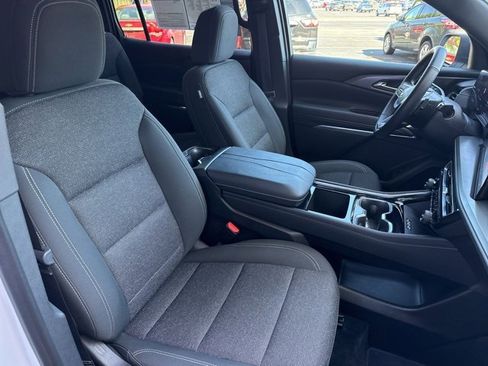 Certified 2025 Chevrolet Traverse LT image 32