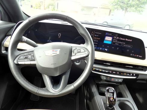 Used 2024 Cadillac XT4 Premium Luxury image 31