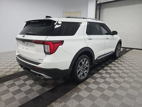 Used 2025 Ford Explorer Platinum w/ Ultimate Package AWD/4WD image 4