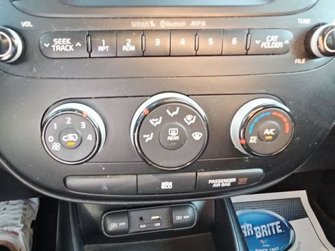 Used 2015 Kia Soul + FWD image 23