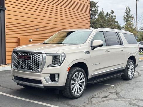 Used 2021 GMC Yukon XL Denali w/ Advanced Technology Package AWD/4WD image 1