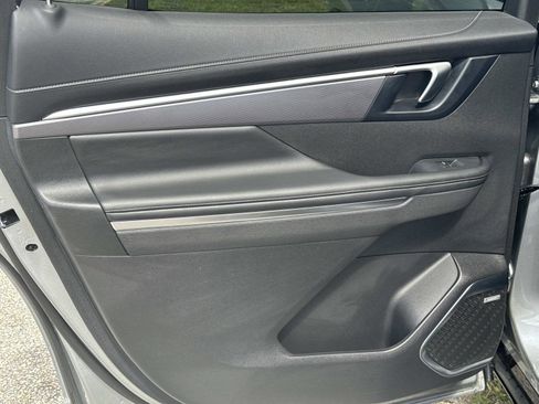 Used 2025 Buick Enclave Sport Touring image 11